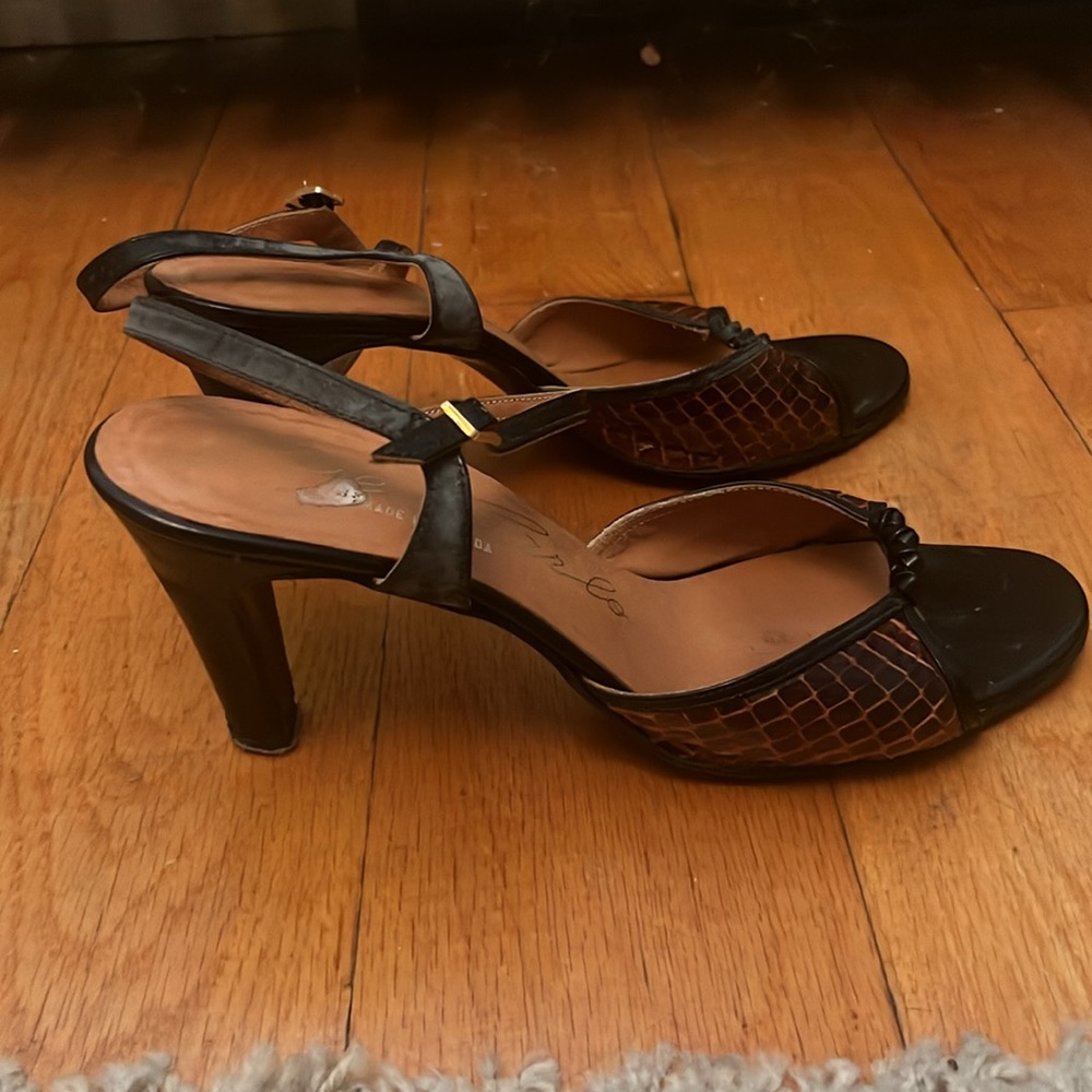 Vintage De Carlo sandals size 8